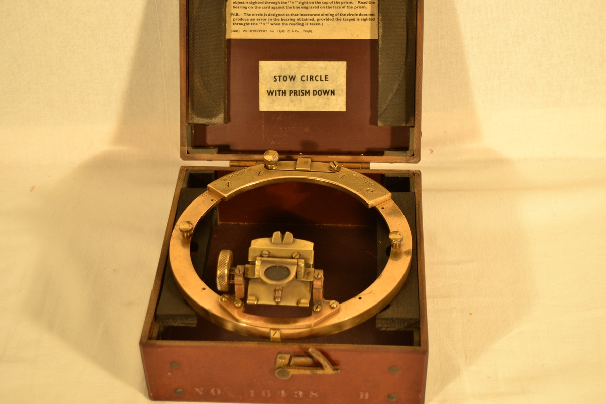 Instrument brukt til å sette over et kompass og peile objekter for posisjons bestemmelse.
Azimut -speilet ligger i oppbevaringskasse med brukerveiledning på engelsk