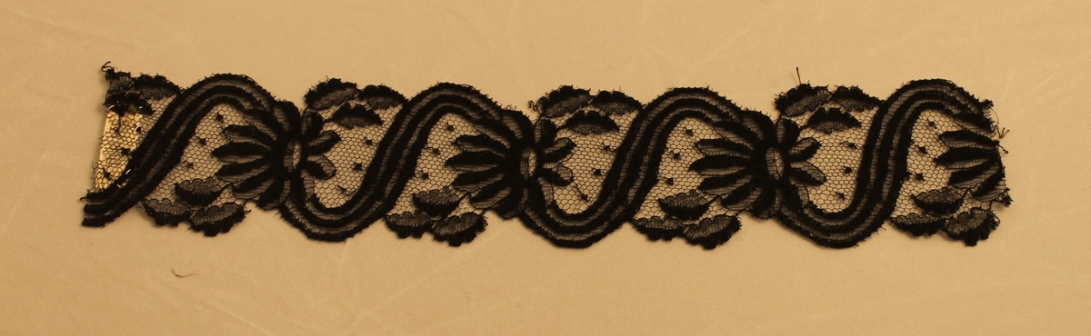 Blomst, blader og liggende s-er.