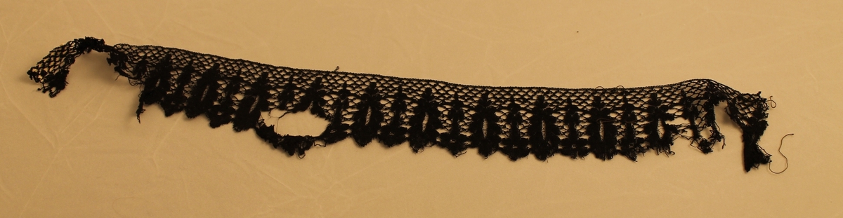 Blonde med høye og smale motiver. 0,5 cm. pr. rapport.