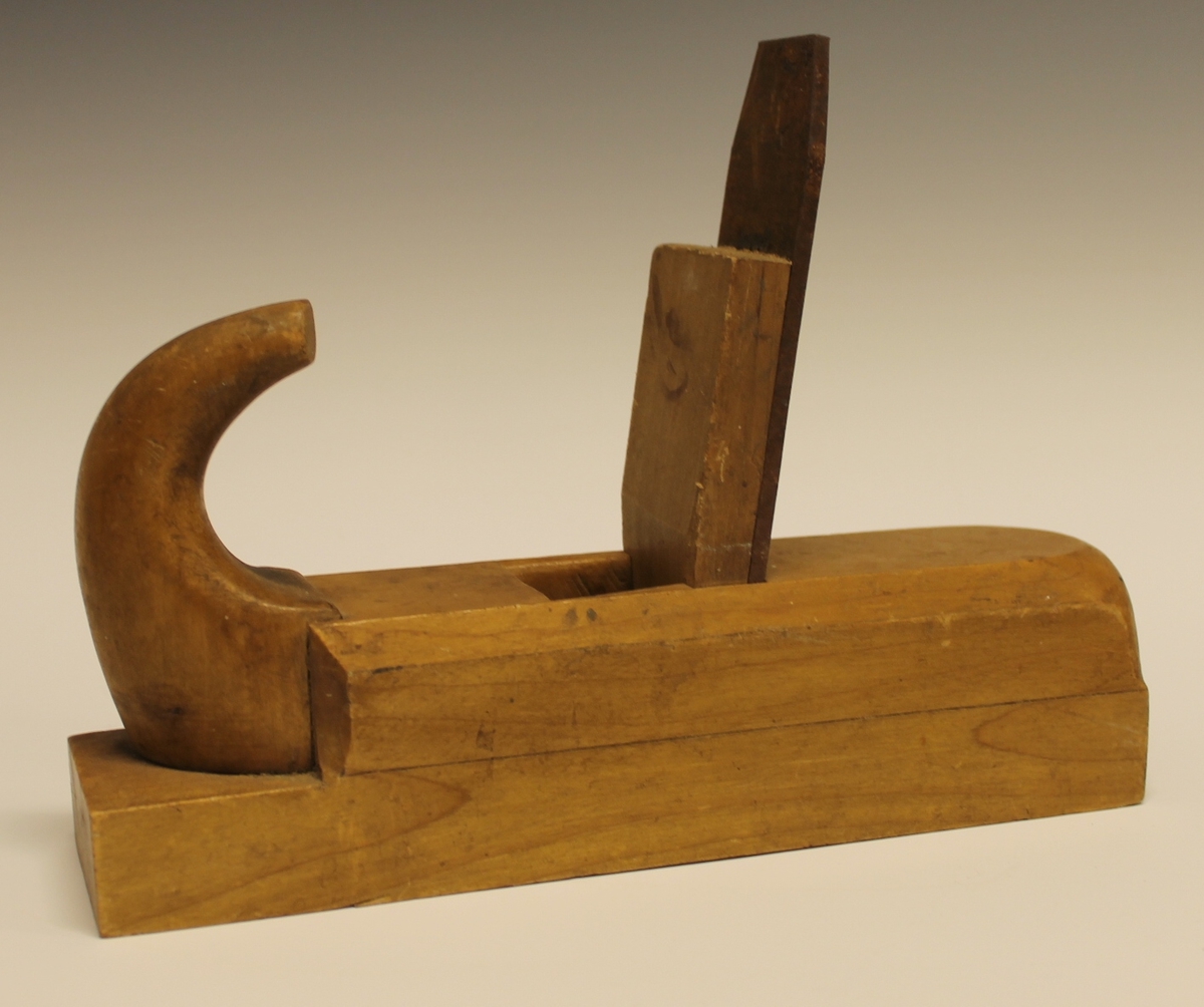 Form: høvelstokk med  horn, høveljern, kile, sponhus