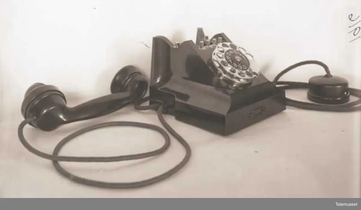 Telefon, 2 linjers bordapparat, i bakelitt, med mtlf.liggende, klokke 1000 ohm, Elektrisk Bureau.