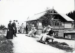 Mennesker foran bygning ved Tonsåsen Sanatorium