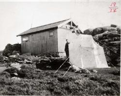 Signalhytten på Skibmandshei, antenne og telt.