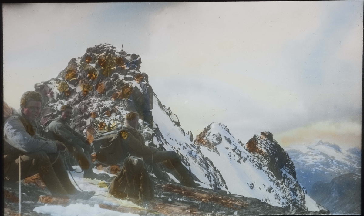 MÅLERLIV: Geodet på Dyrhaugstind, Jotunheimen.