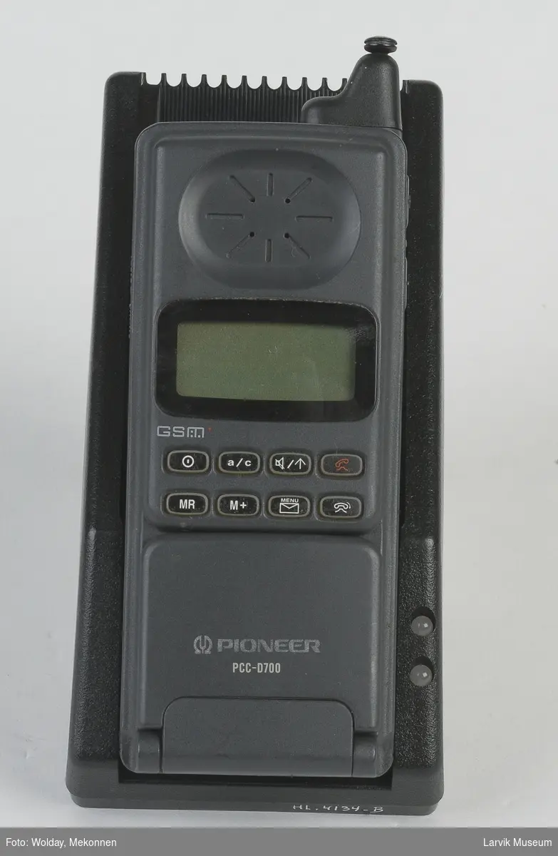 En Pioneer mobiltelefon i ladestasjon