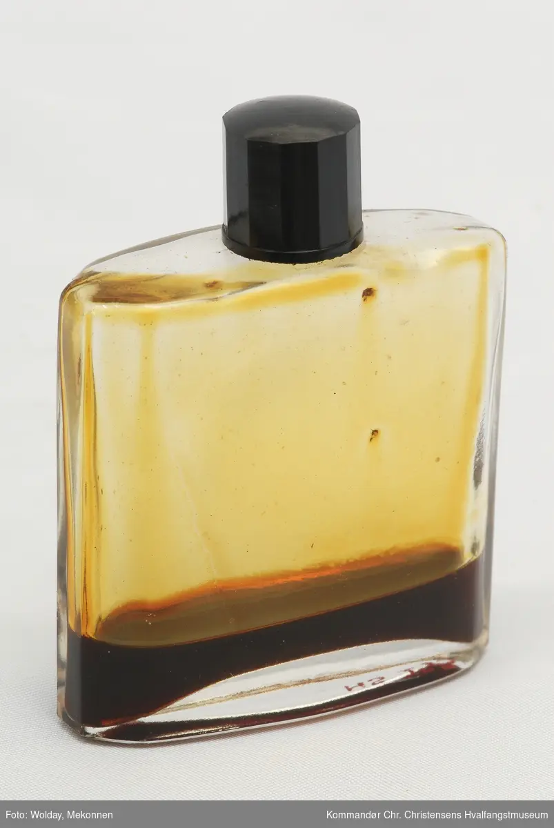 Teknikk: 40 g. spermhvalambra - 1 l alkohol på flaske. Ufiltrert, uoppløselige rester kan sees, treblokk - m l
