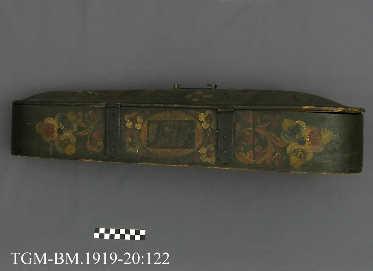 Fra protokollen: Hardingfele av den eldre, smale typen. Bruleggjingi stjerneforma, raud ferniss, stillepinnar og hovud spm vane (Hovudet nygylt). Paa merklappen inni stend: Fabrikeret af Erik Johnsen Helland i Bøe 1838. (Aarstalet ber merke av aa vera retta, serleg seinste siffer; papiret under aarstalet er vekkskrapa og talet uppnya paa berre treet.). Lok av gran, trojsk av hegg, botn av svartor, hovud av bjørk.