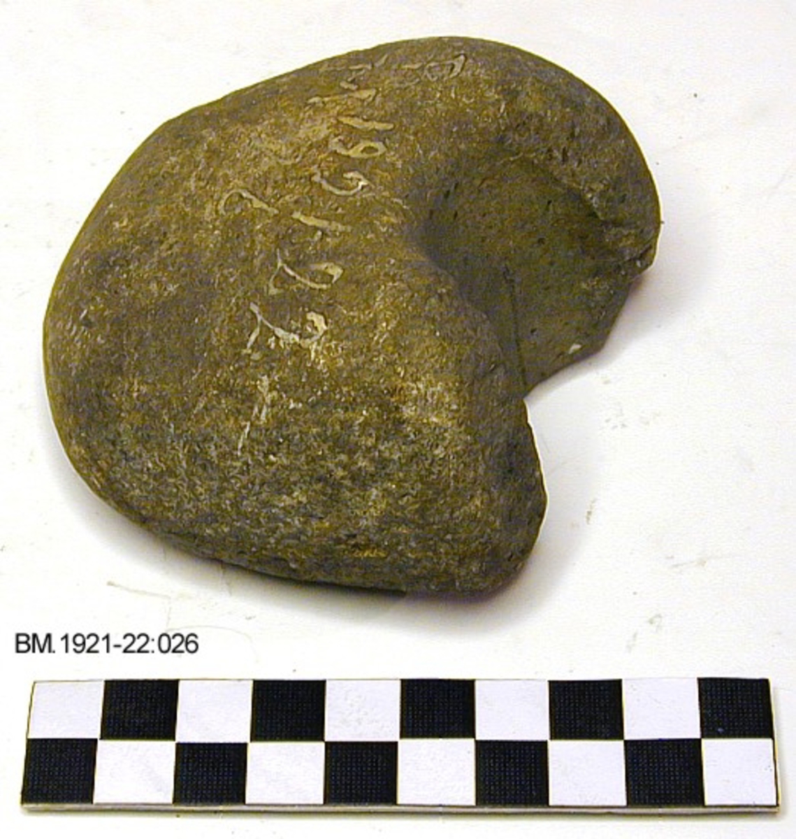 Fragment av øks. Har opprinnelig vært en stor, rund steinøks med skafthull i midten - halvparten igjen.