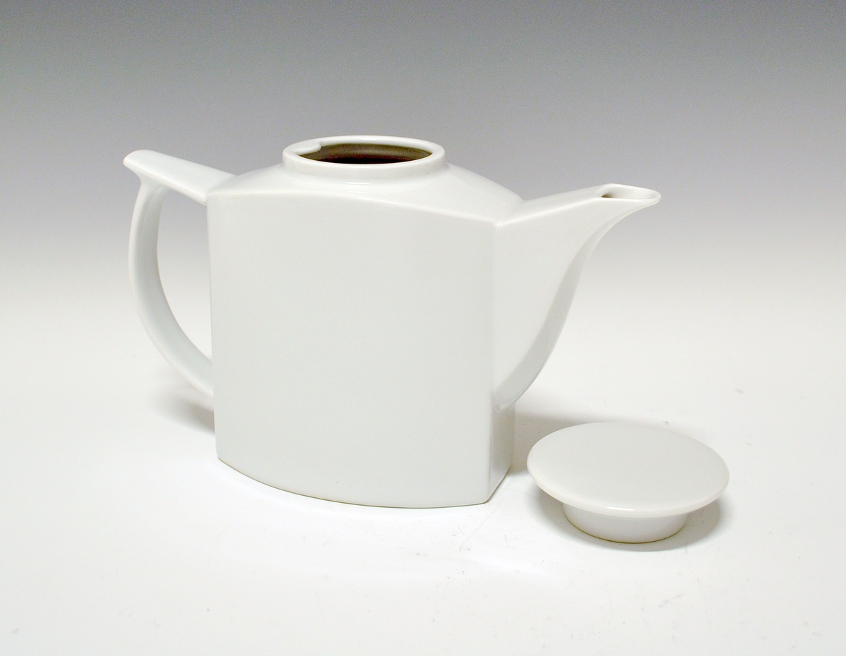 Kaffekanne av porselen, med lokk. Hvit glasur. Rektangulær i formen med sirkelformet lokk. Ustemplet.
Modell: Formel
Formgitt av Leif Helge Enger.