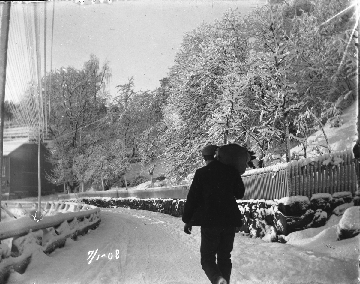 Mann i gata ved Biørnsborg. Vinter i Kragerø