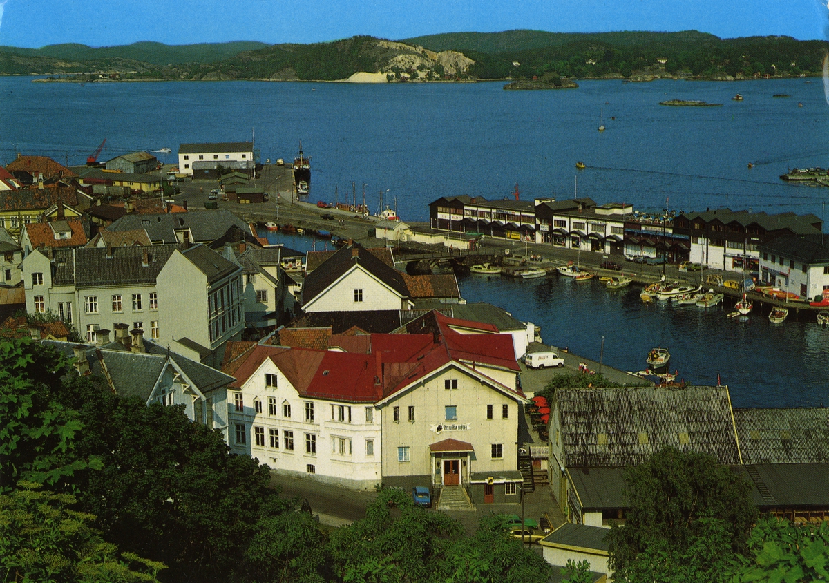 Utsikt over byen: Victoria hotell og brygga-senteret. Kragerø