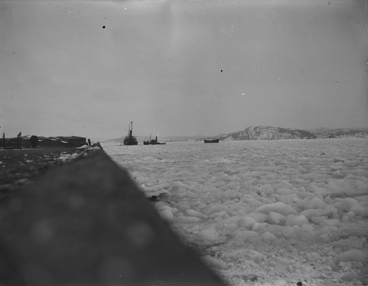Den nye dampskipskaia, taubåt i isen på Bærøfjorden. Kragerø