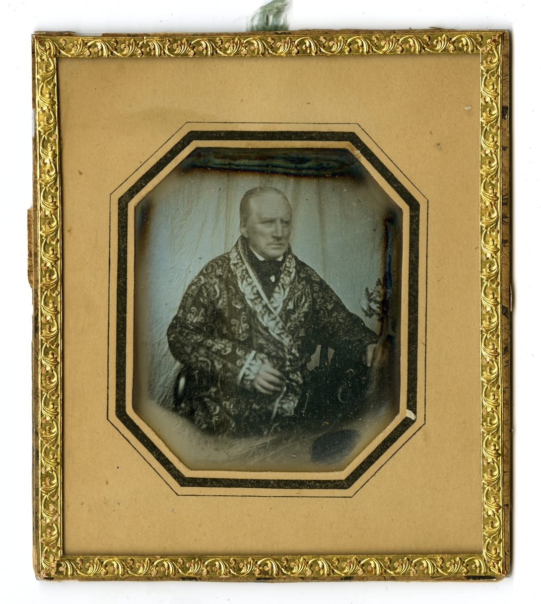Daguerrotype av Abraham Georg Rømer, eldre mann med mønstret jakke.