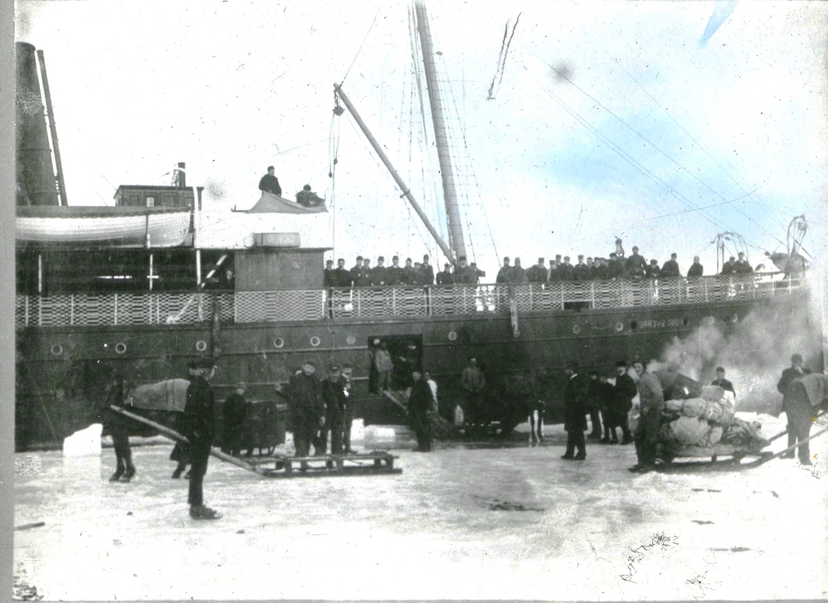 Levering av varer til Kragerø en vinter med mye is.
 Varene ble dratt til byen på kjelker. 1940 -41
Se også BKM.F.011508, F.016233