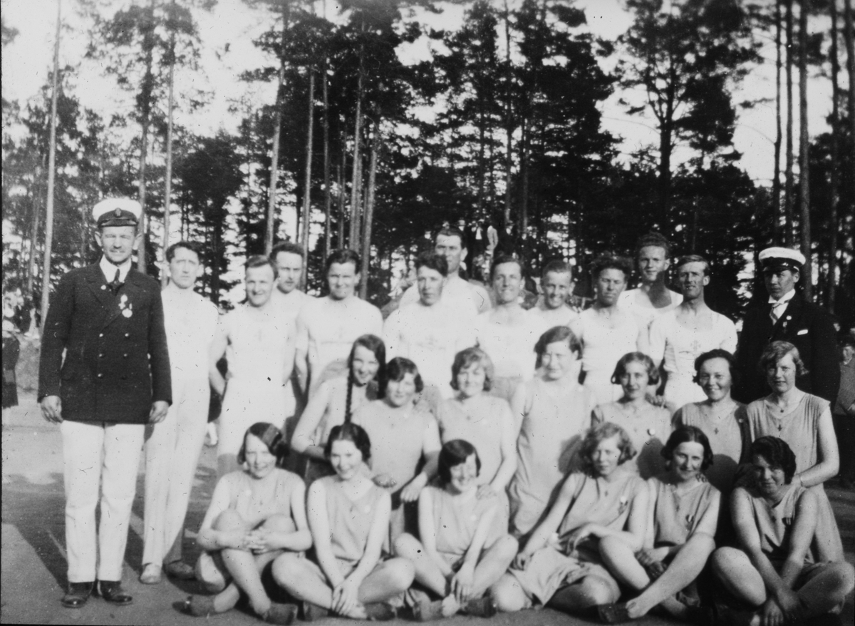 Turnoppvisning fra idrettsplassen i Kragerø. Ca 1916