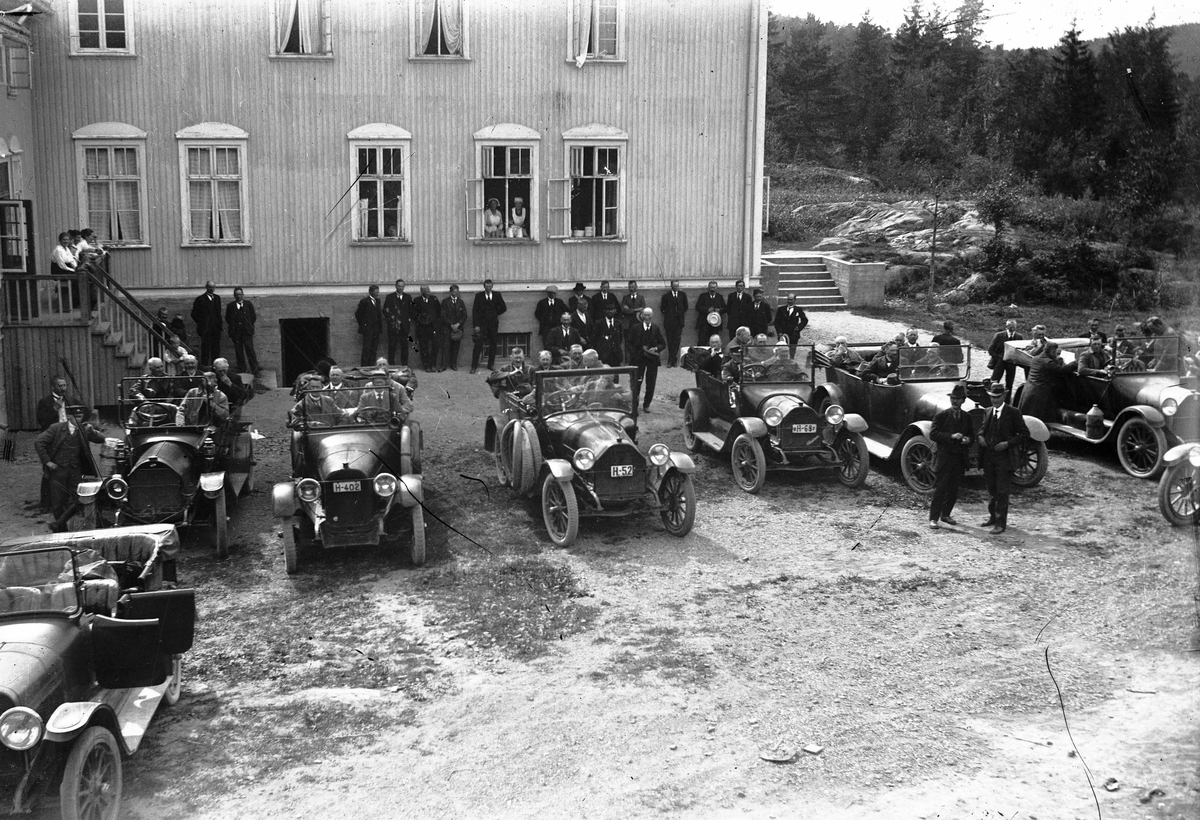 Bilstevne på Dalen i Telemark?, 1913-14 ca. Registreringsnummer-systemet med fylkesbokstav og nummer ble tatt i bruk 1. april 1913, så bildet må være tatt etter det.

For info om bilmerker på bildet - se opplysninger/intern tilgang.