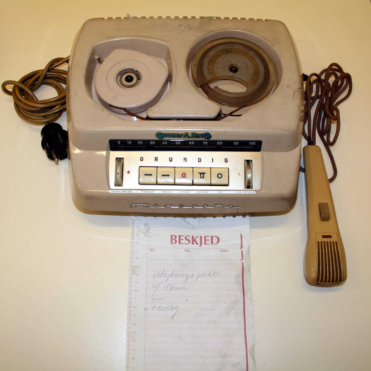 Stenorette diktafon med mikrofon
Medfølger lapp merket med "Feiring". Antar at dette henviser til at diktafonen har tilhørt Pål Feiring.