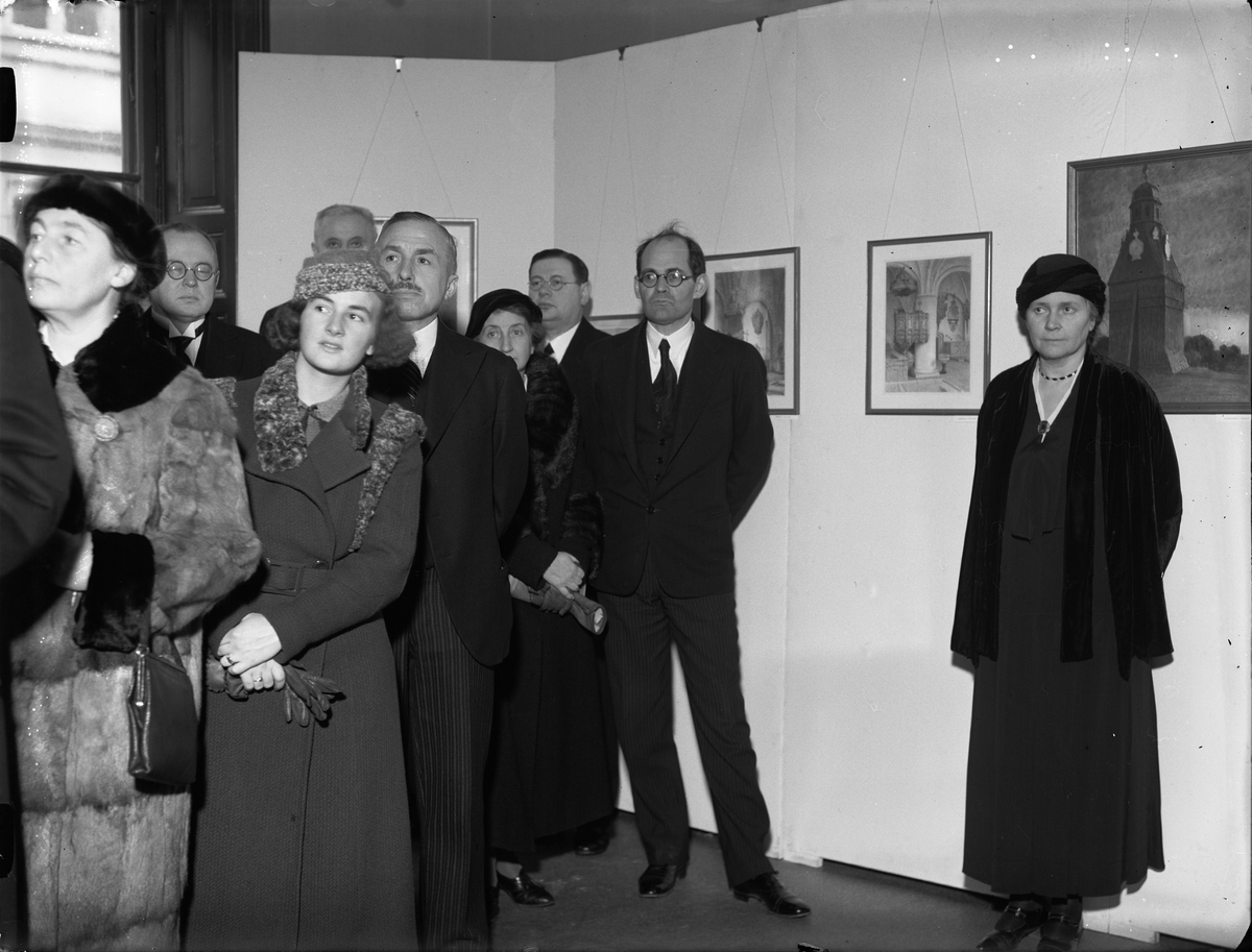Åhörare på invigningen av utställning med arkitekten Ferdinand Bobergs akvareller, Lundequistska bokhandeln, Östra Ågatan 31