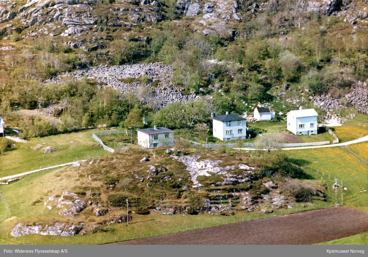 Flyfoto fra Lyngsnes "Haugtun", (huset i midten) i Vikna kommune