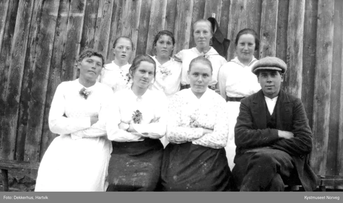 Inga Dekkerhus, Borhild Ofstad Wågø, Kristianna Ofstad Kjil, Harald Brevik, Kristine Evenstad, Signe Evenstad, Agnes Dekkerhus og Ingeborg Ofstad