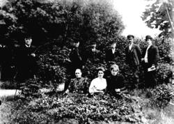 Bak fra venstre: Kjøpmann Johan og kona Betzy Berg, Michal K