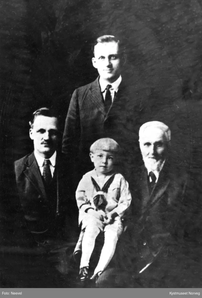 Bak fra venstre: Albert Julius Falck, "Peter" Peder Martin Falck, Gilbert Martin Falck og Søren Svensen Falck, 4 generasjoner