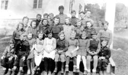 Første rekke fra venstre: Ole Eidshaug, Egil Klungsvik, Mari