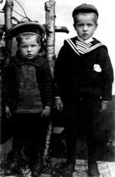 To ukjente gutter i matrosdresser