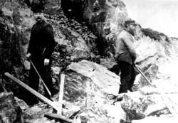 Håkon Reiersen Halsan? og Ole Knutsen med vegarbeid på Engas