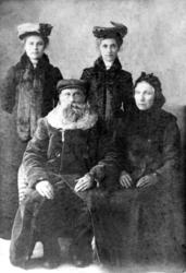 Katrine Evensen, to av døtrene og far i huset