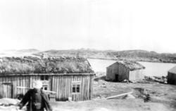 Johan Jacobsen Valø bærer vann i  Skjærværet