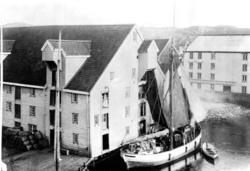 Frakte-og fiskebåten "Johanne" 58` ved bryggen i Kristiansun