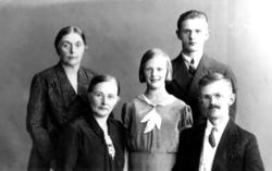 Familiebilde av mor til Agnes, Agnes, Marie, Arne og Olav Li