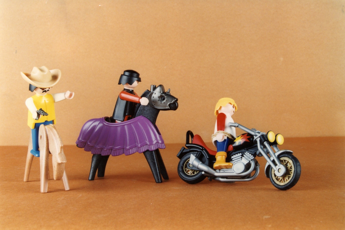 En cowboy på motorsykkel av merket Playmobil.