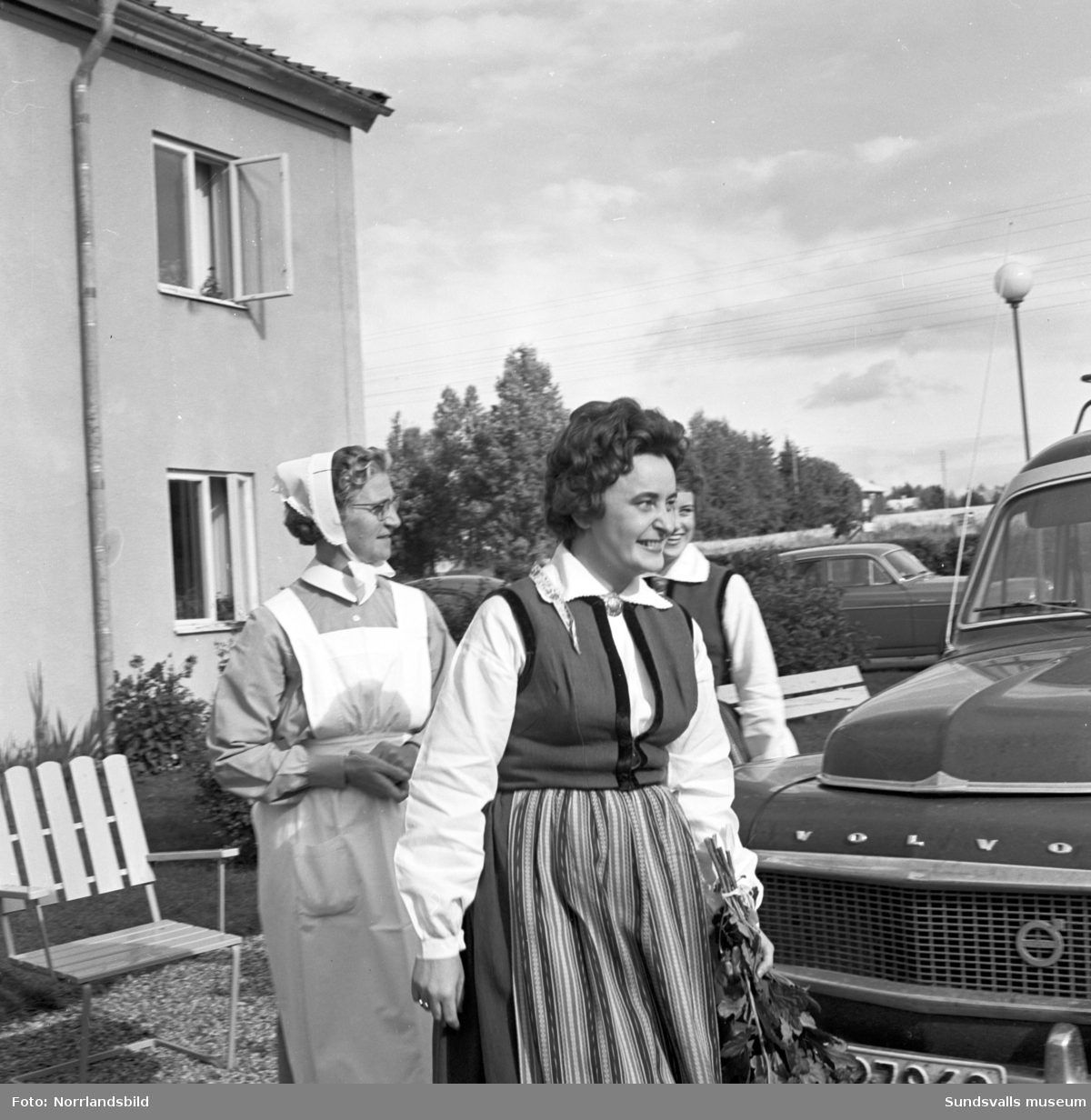 Göingeflickorna besöker Strandbo ålderdomshem i Söråker. Bild 1 från vänster: fru Henriette Strandlund, fru Hulda Lundberg och fru Karin Lundgren.