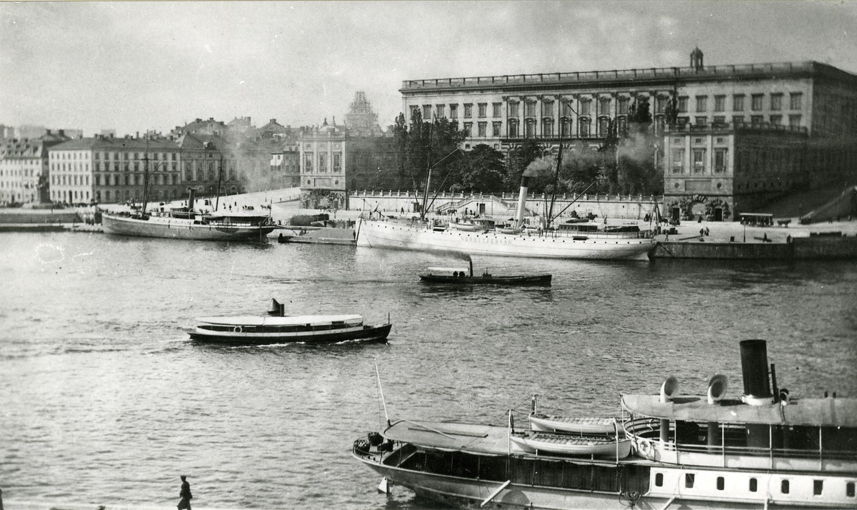 Hamnbild från Stockholm tagen omkring 1885 föreställande t.v. Logårdstrappan s/s "Härnösand II", s/s "Nordstjernan" och ångslupen "Bergsund" (personalbåt) närmast Strömkajen s/s "Norrtelje" byggd 1882. Slupen framför bojen oidentifierad.
