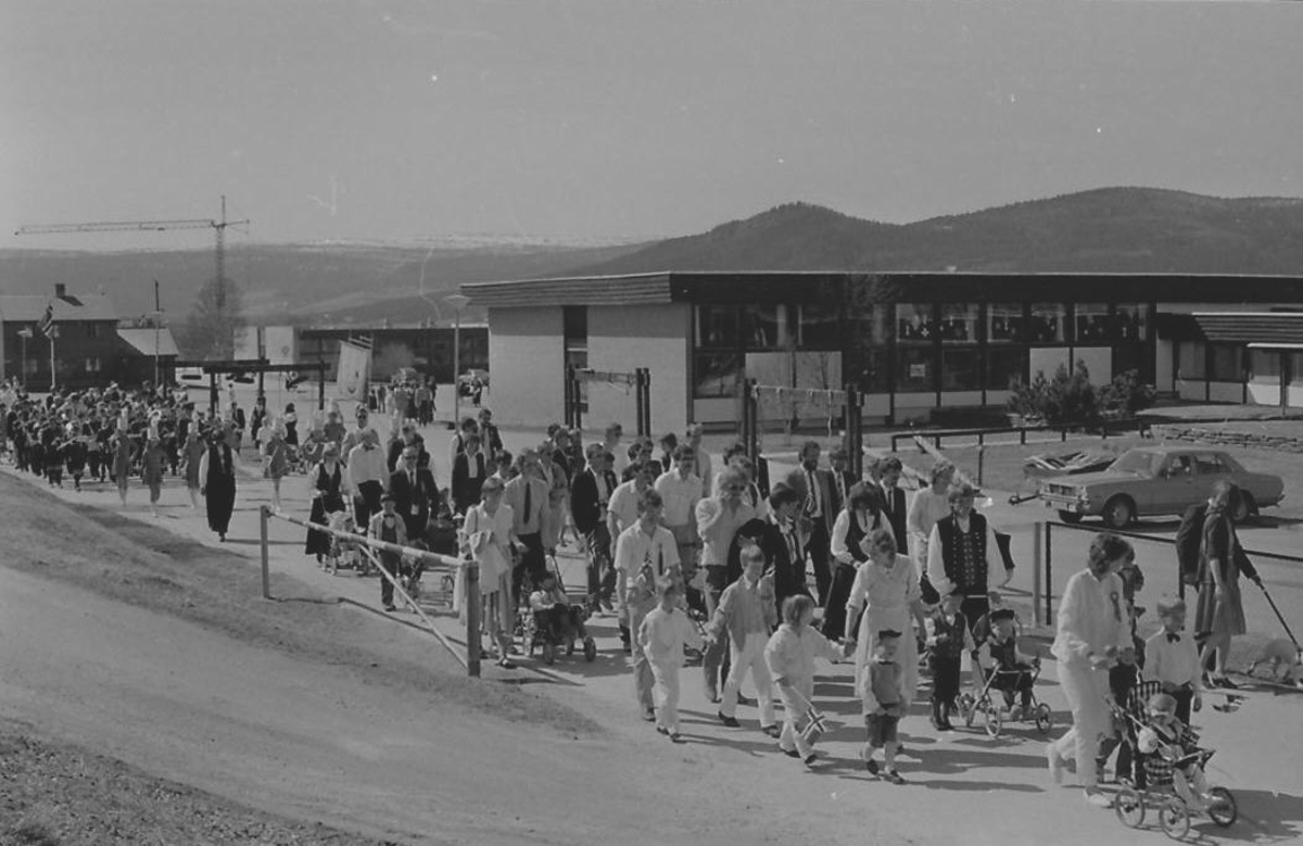 17. mai-feiring ved Tynset barneskole. - Anno Musea i Nord-Østerdalen / DigitaltMuseum