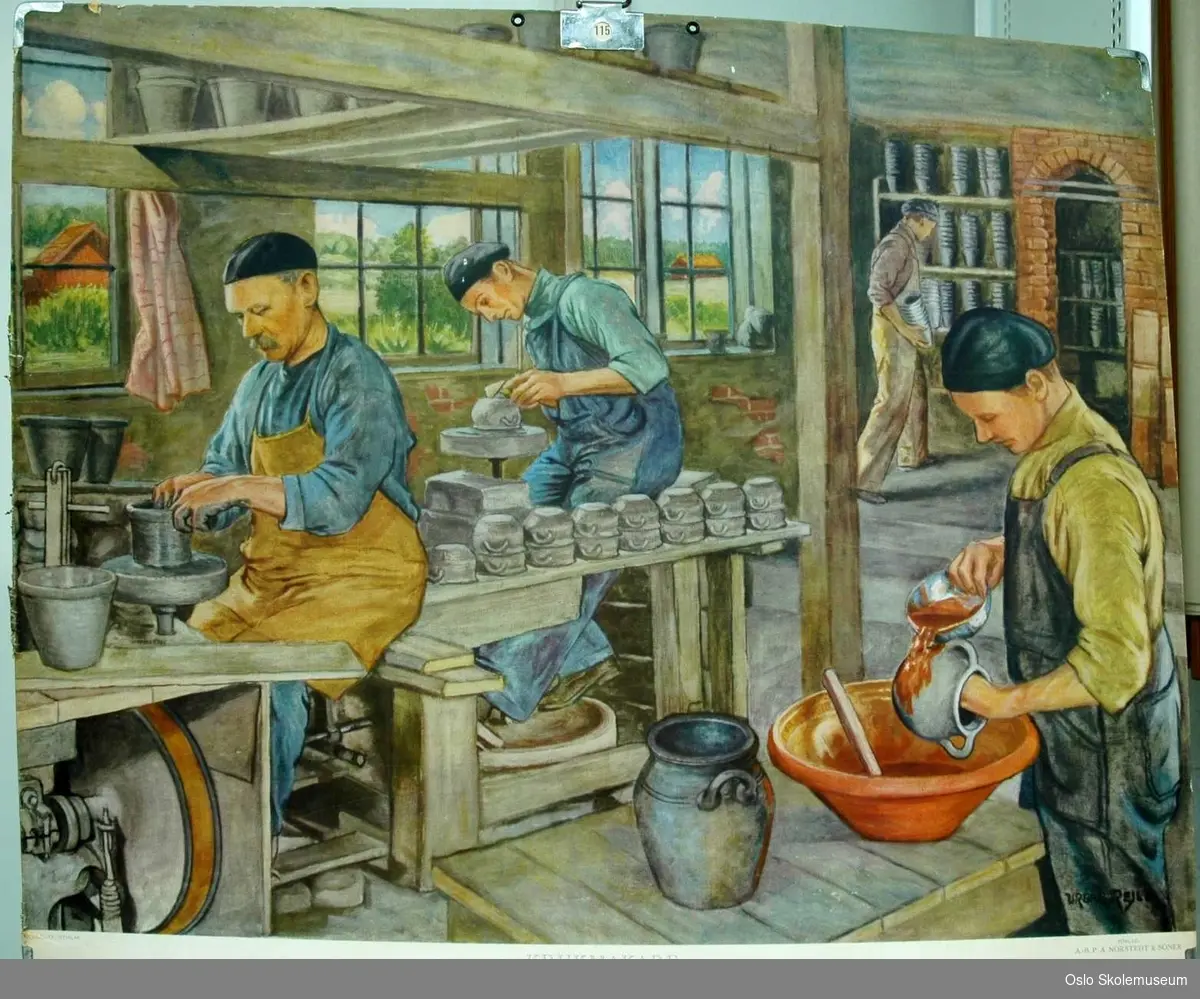 Kjeramikkverksted der fire mannlige keramikere gjør forskjellige oppgaver knyttet til keramikeryrket.