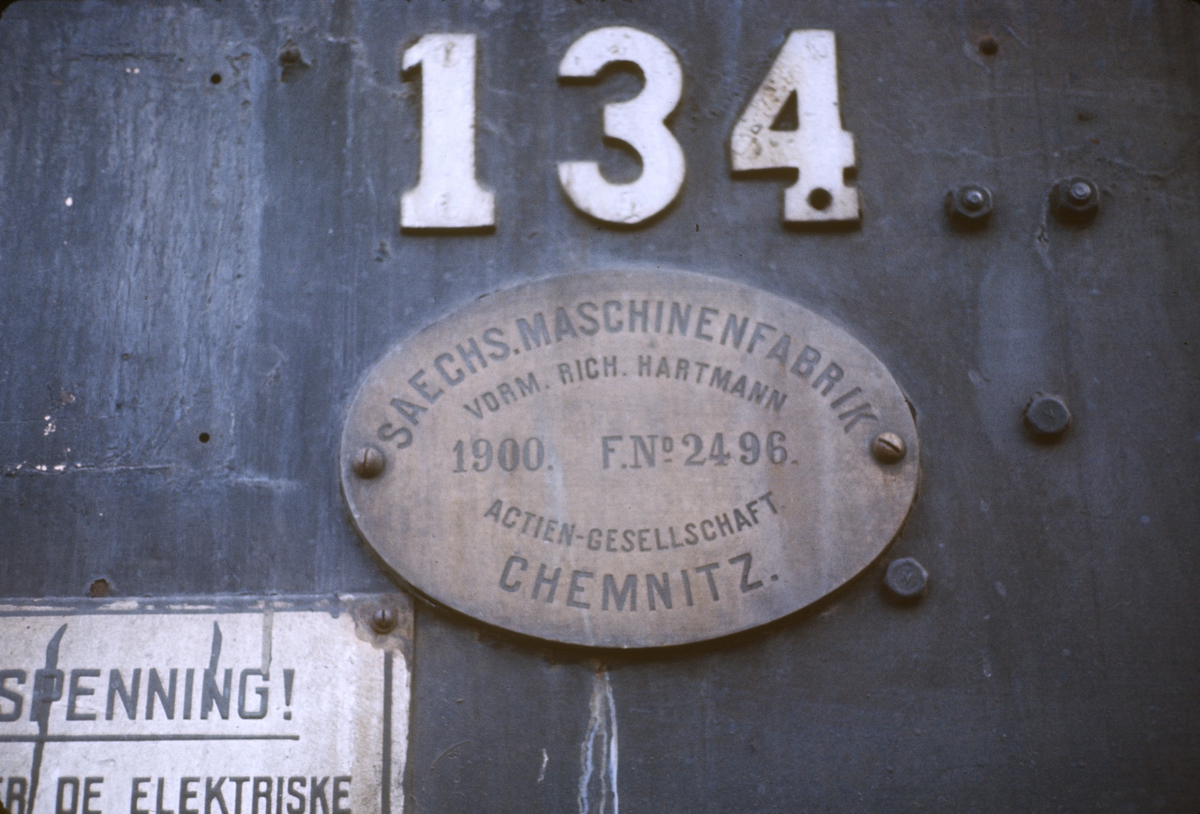 Fabrikkskilten på damplok type 18c nr. 134 på Kongsvinger stasjon. Dette var da Norges eldste damplok i drift, bygget i 1901.