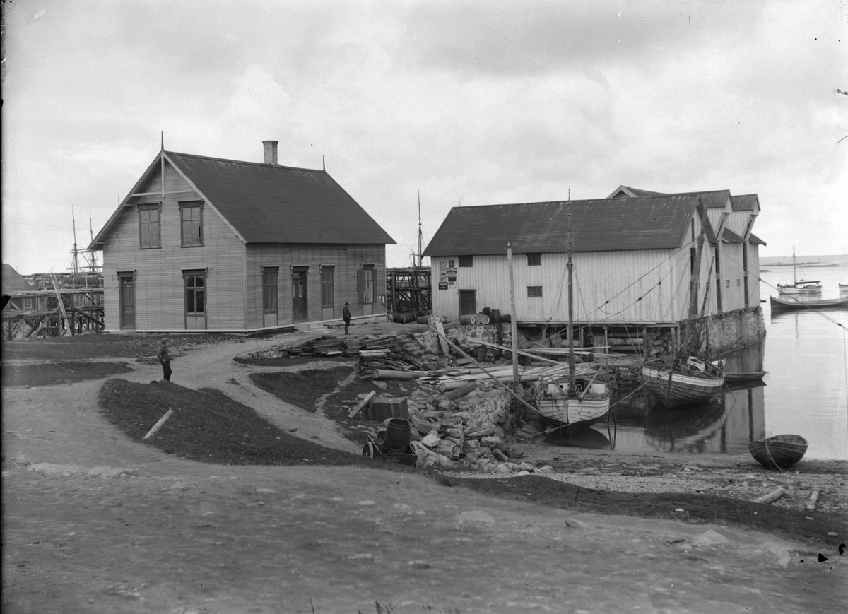 Brygge- og kaimiljø på Andenes. Huset til venstre var postkontor (?).
