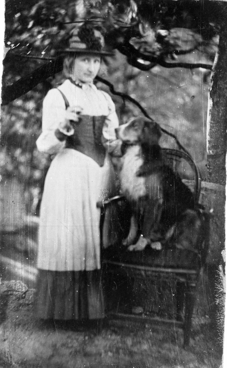 Henriette Marie Homann med Bamse