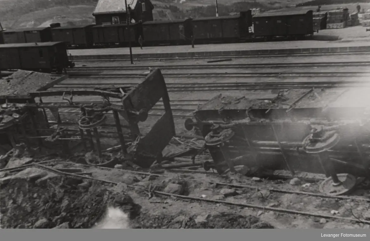Ødelagt jernbanevogn etter bombingen.