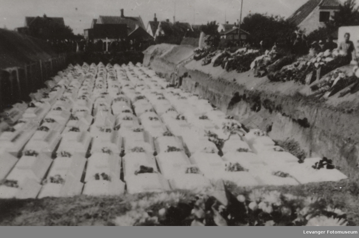 Massebegravelse av ofrene fra det tyske transportkipet Pioner som ble torpedert av den britiske u-båten Sturgeon  2.9.1940.