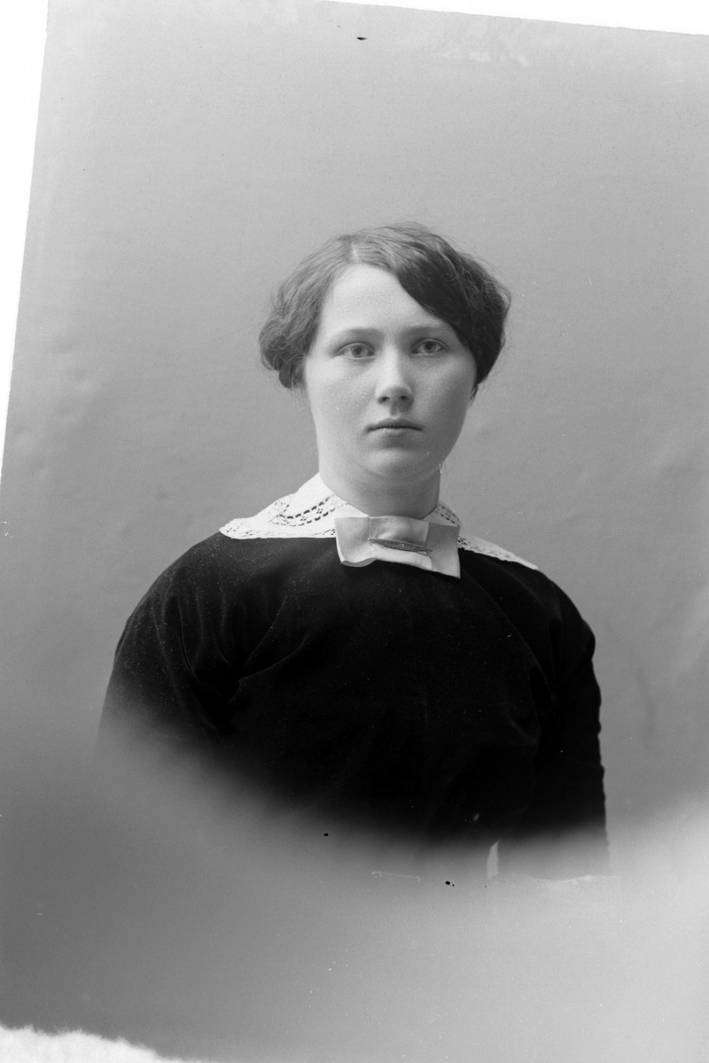 Studioportrett av en kvinne i halvfigur.