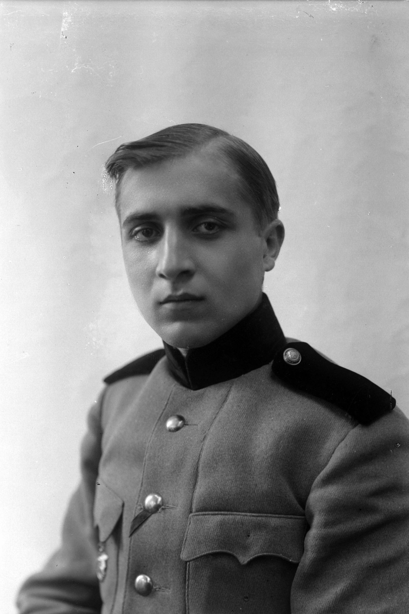 Studioportrett av en mann i uniform.