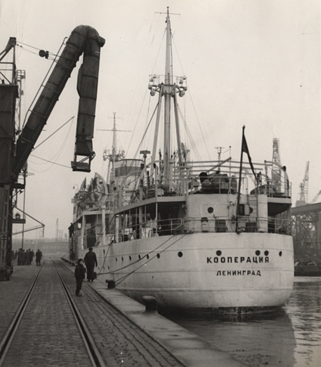 Det ryska lastångfartyget COOPERATZIA i Malmö hamn 1953.