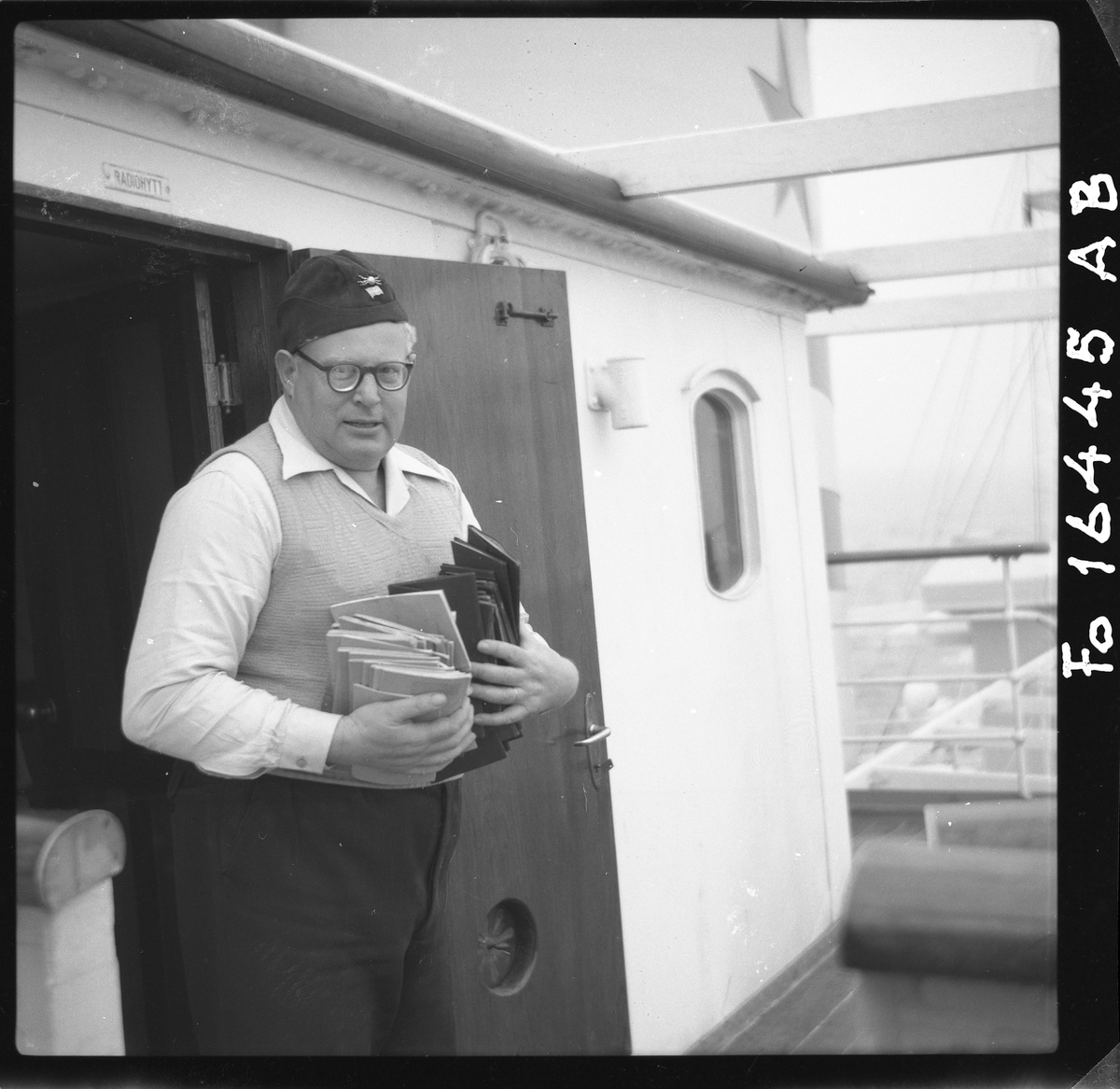 Telegrafisten ombord på m/s GOLDEN OCEAN. Fotot taget 1952.