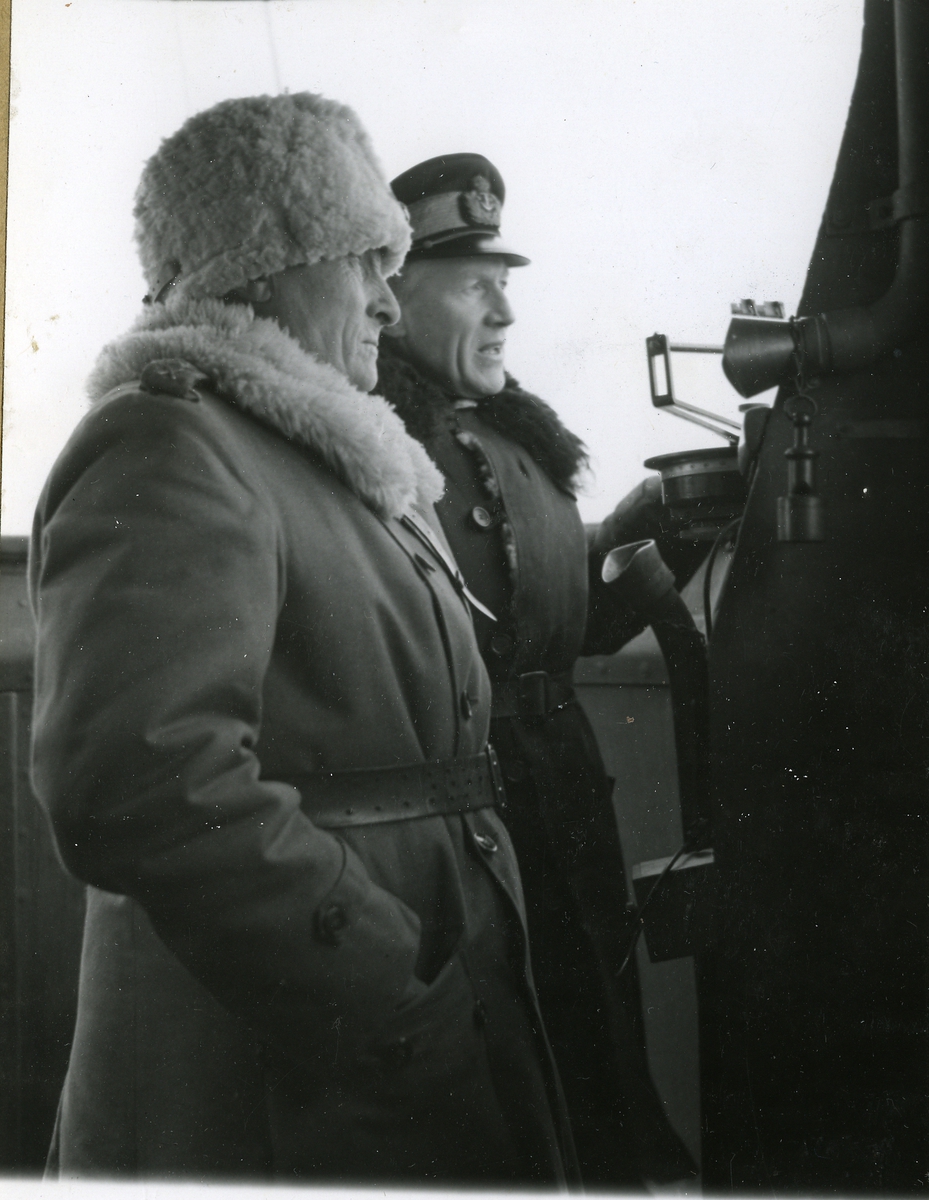 Överbefälhavaren, general Thörnell, tar farväl av kustflottan. General Thörnell och chefen för kustflottan, Amiral Ekstrand, ombord på pansarskeppet SVERIGE i Hårsfjärden.