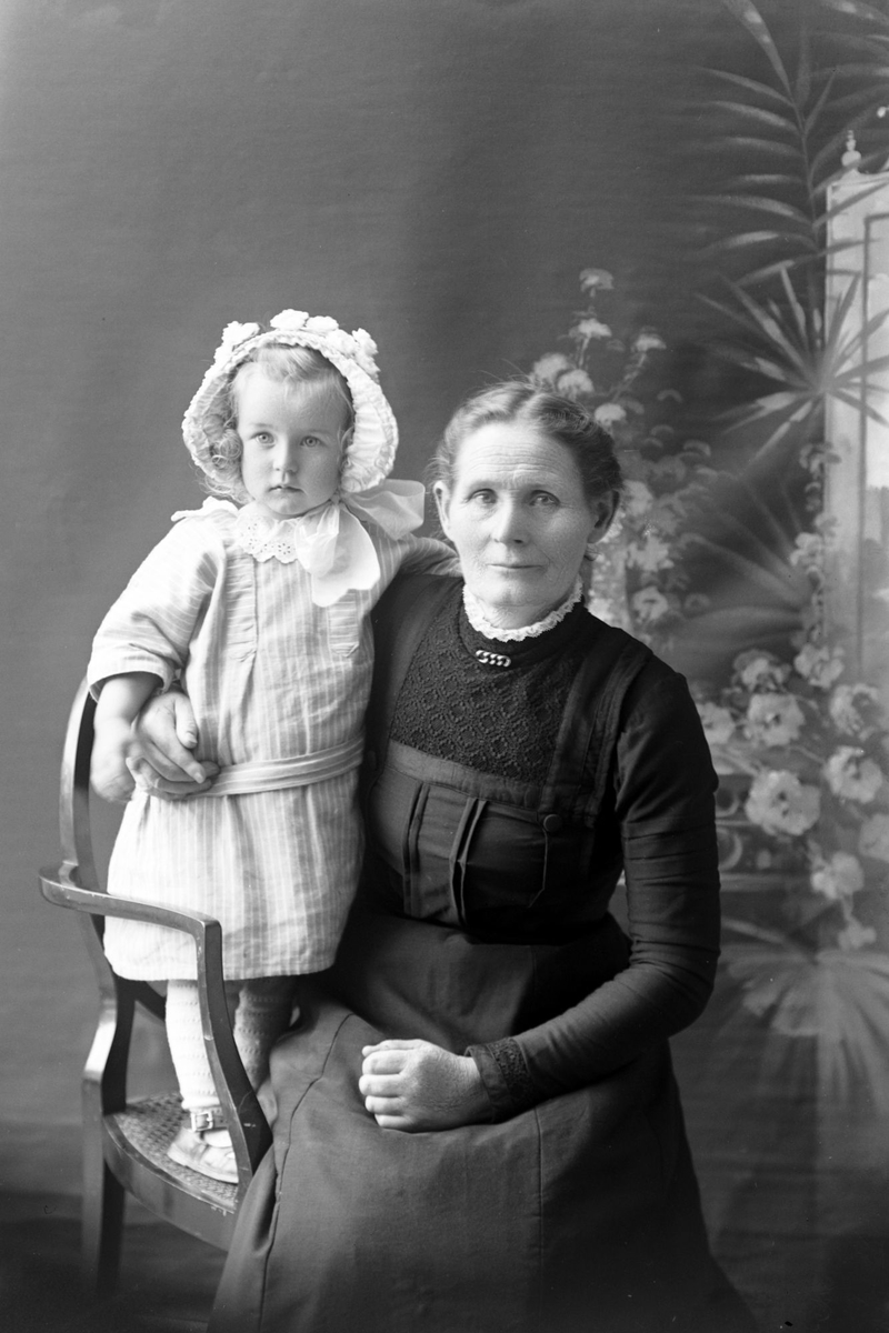 Studioportrett av en kvinne med et barn.