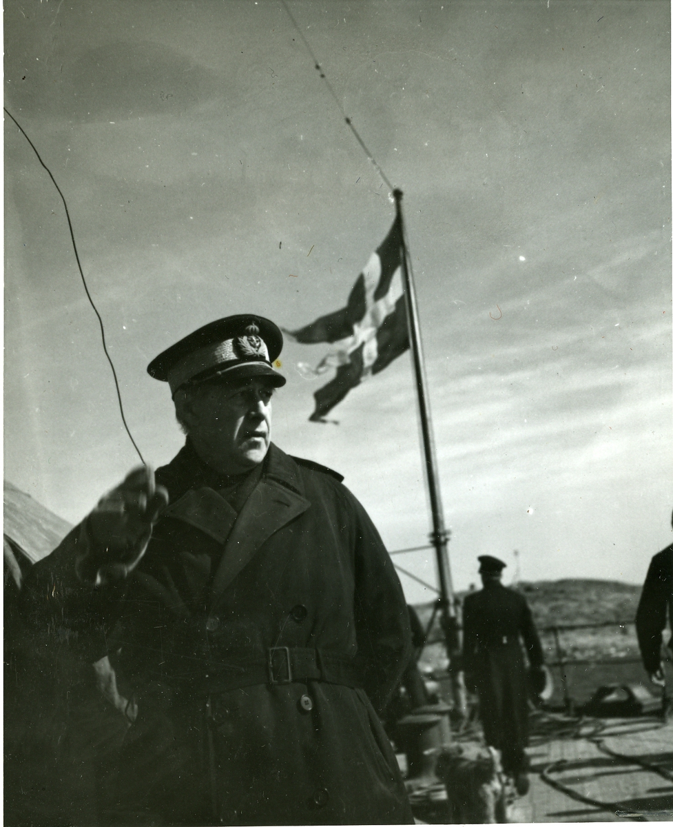 Amiral Tamm, chefen för marinen, ombord på minsveparen Kulla.